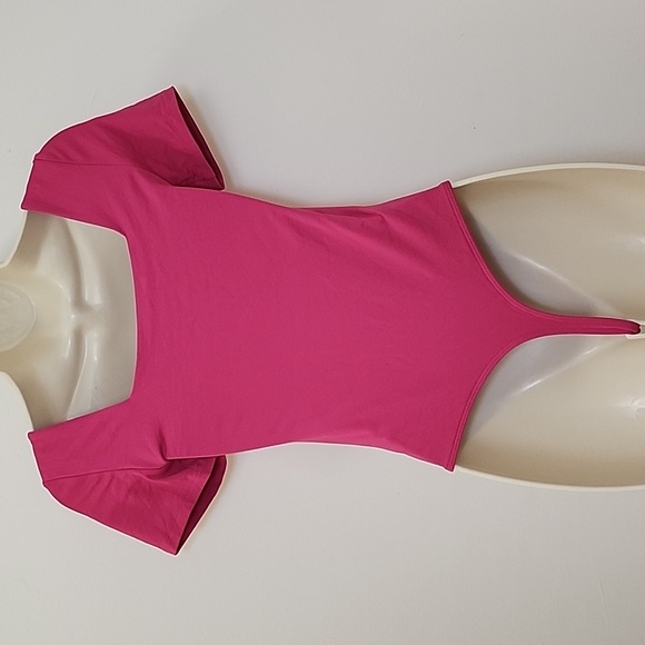 Aritzia Babaton Contour Romamtic Magenta Short Sleeve Square Neck Bodysuit Sz S - Picture 5 of 16